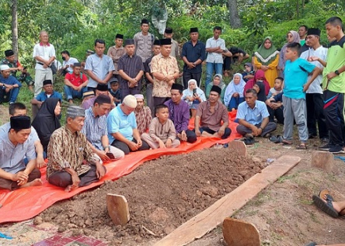 Camat Merapi Barat Erlambang Mewakili Bupati Lahat Cik Ujang Menghadiri Pemakaman Ustadz Sapri