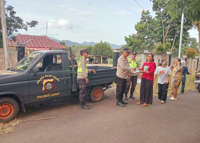 Polsek Pajar Bulan Bagikan Takjil kepada Warga, Pererat Silaturahmi di Bulan Ramadhan
