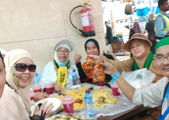 Mantap, Jemaah Calon Haji Lahat Ditraktir Makan Nasi Kebuli Arab oleh Ketua Fraksi PKB Wiwin Andaini Sulaiman
