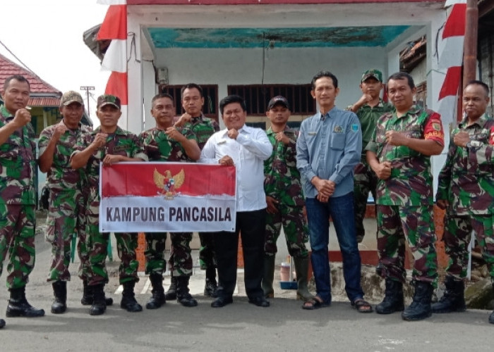 Personil Koramil 405-12/Kota Lahat Pasang Alat Kelengkapan Gedung Kampung Pancasila di Desa Tanjung Payang