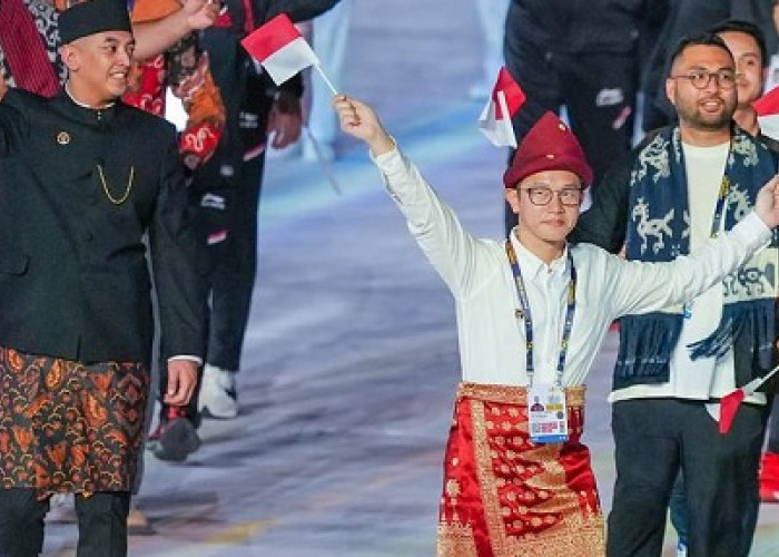 Ketua Kontingen Indonesia Promosikan Baju Adat Sumsel pada Defile Opening Ceremony SEA Games 2023