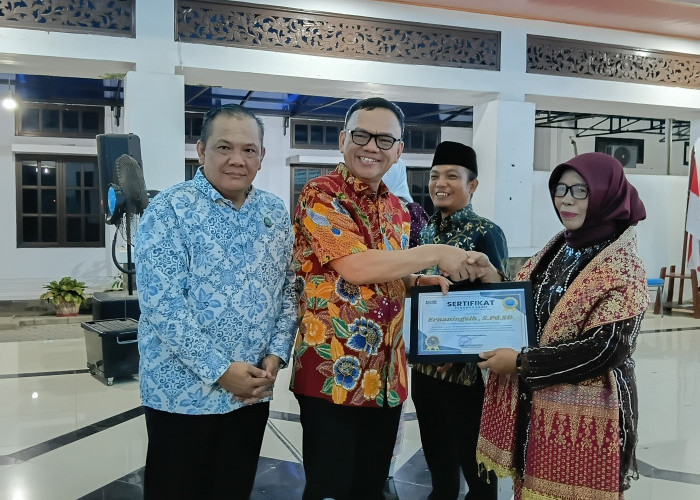 BNNK Empat Lawang Berikan Penghargaan kepada Kepala Desa Pendukung Program P4GN