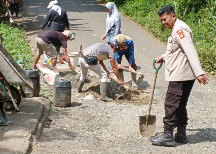 Polsek Pajar Bulan Tambal Jalan Berlubang di Jembatan Ayek Bengkok