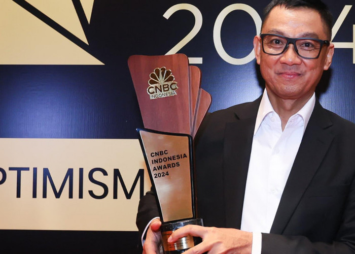 Direktur Utama PT PLN (Persero) Darmawan Prasodjo Jadi CEO Terbaik, CEO Of The Year 2024