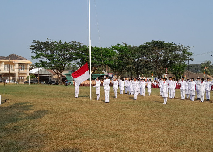 Upacara Pengibaran Bendera Di Kecamatan Merapi Barat Berlangsung Khidmat