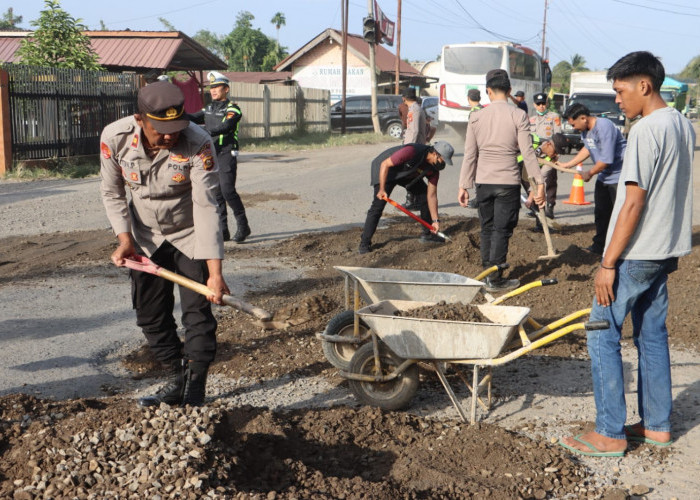 Kapolres Lahat Pimpin Gerakan Indonesia Asri Program Belida di Tiga Titik Jalan Nasional