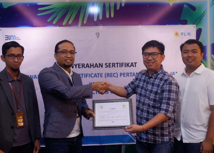 PLN UP3 Jambi Serahkan Renewable Energy Certificate (REC) Pertama kepada PT United Tractors Cabang Jambi