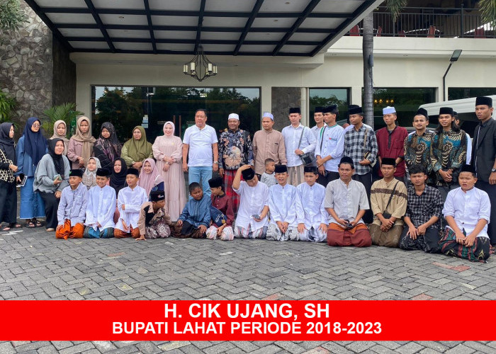 Bupati Lahat Periode 2018-2023 H Cik Ujang Beri Beasiswa kepada Santri Lahat yang Menimba Ilmu di Pulau Jawa