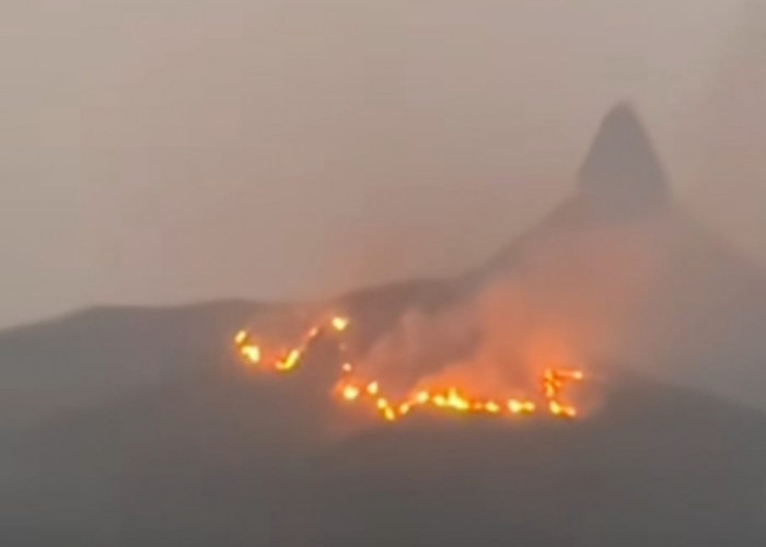 Polsek Merapi Barat dan Tim Padamkan Karhutla di Kaki Bukit Serubuk