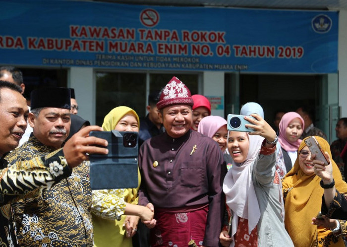 Bupati Bursah dan Gubernur Deru “Bersedia” Layani Foto Selfie, Peringatan Hari Jadi ke-79 Kabupaten Muara Enim