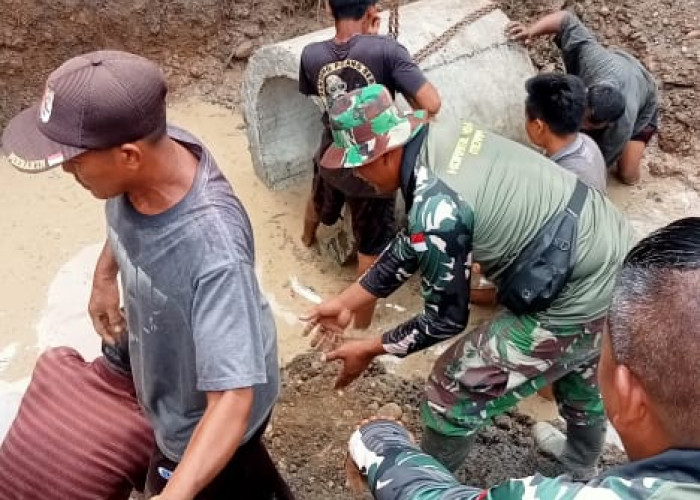 Antisipasi Banjir, Babinsa Koramil Merapi Pasang Gorong Gorong di Desa ini 