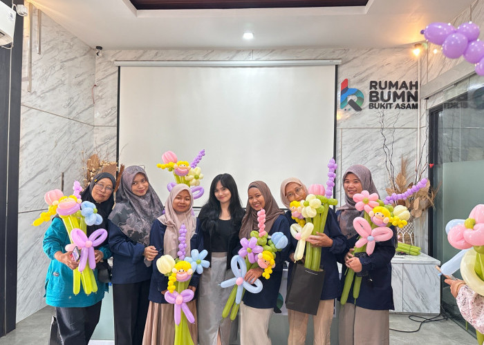 PTBA Ajak UMK Kembangkan Peluang Usaha Lewat Kreasi Bunga Balon