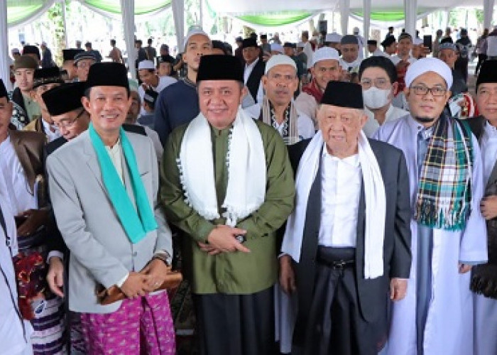 Ribuan Umat Muslim Salat Ied di Masjid Agung Palembang