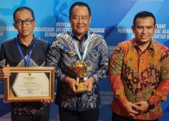 Bikin Bangga, Kabupaten Lahat Menerima Piala Penghargaan Universal Health Coverage (UHC)