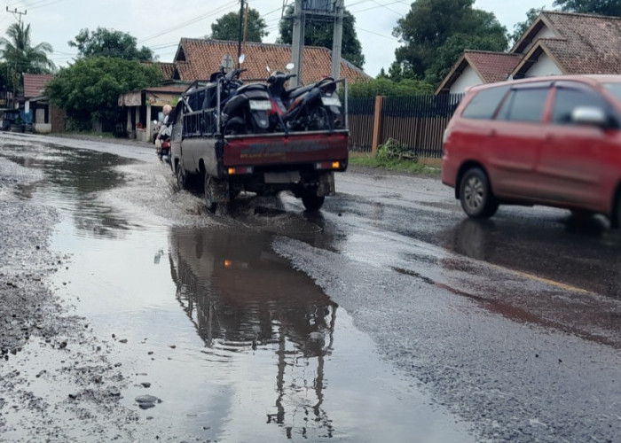 Jalan Penuh Air Di Desa Tanjung Telang Sangat Mengganggu Para Pengendara