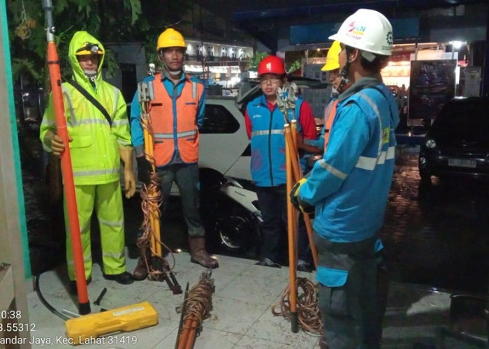 PLN ULP Lembayung Berjibaku Memulihkan Kondisi Kelistrikan Disertai Hujan Deras