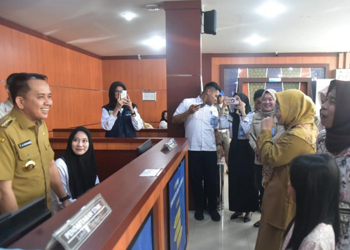 Pj Gubernur Sumsel Tinjau Pelayanan Publik di Hari Pertama Kerja Tahun 2024, Sidak Kantor Samsat Palembang