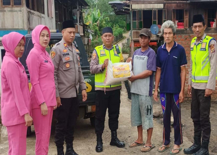 Kapolres Lahat melalui Kapolsek Tanjung Sakti dan Bhayangkari Beri Bantuan kepada Korban Kebakaran