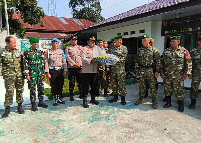 Polsek Pajar Bulan Kunjungi Koramil 405-08 Jarai, Perkuat Sinergitas TNI-Polri di HUT TNI ke-81