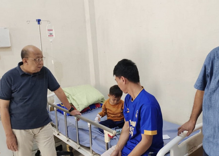 Wakil Bupati Lahat Haryanto Besuk Anak anak Korban Keracunan Bakso Bakar Jalani Perawatan di RSUD Lahat