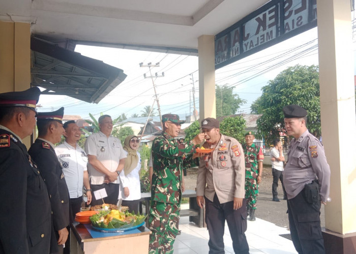 Polsek Jarai Gelar Syukuran dan Potong Tumpeng Peringati HUT Bhayangkara ke-80