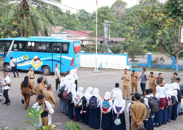 Hore!, Ada Bus Sekolah Gratis Bagi Pelajar Lahat, Pj Bupati Muhammad Farid Lakukan Pelepasan Perdana