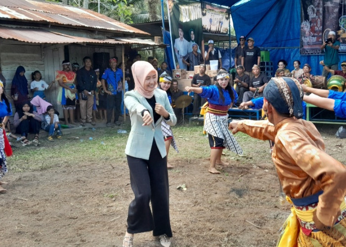 Tak Sungkan, Cawabup Lahat Widia Ningsih Turun Langsung Ikut Menari Bersama Paguyuban Turonggo Budi Utomo