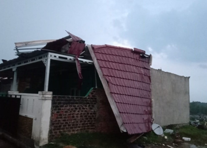Angin Puting Beliung Terjang Atap Rumah Warga di Lahat Selatan, Warga Masih Was-was Kejadian Susulan