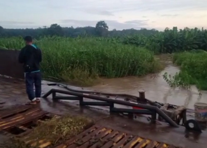 Kapal Phonton PT BSR  Hanyut Terbawa Arus Sungai  Lematang
