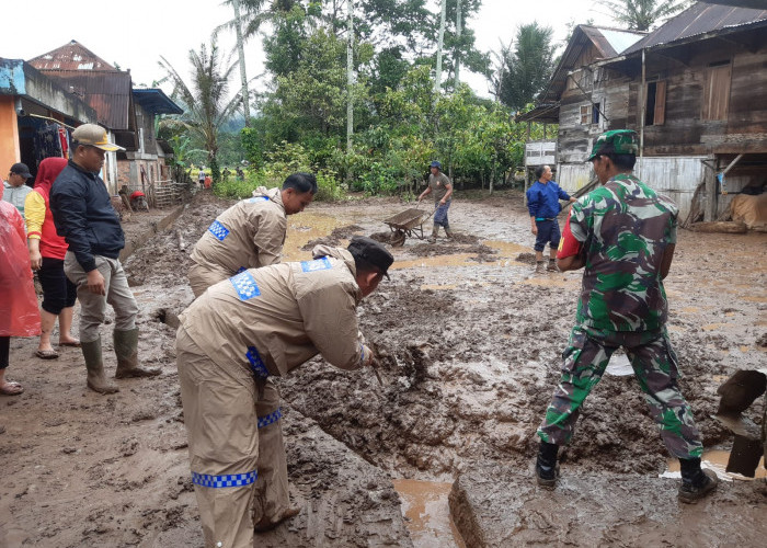 TNI Polri Bantu Warga Bersihkan Sisa Sampah Pasca Banjir 