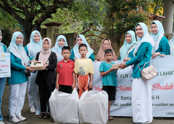 Ramadan Penuh Berkah: PLN UP3 Lahat dan PIKK Bagikan 241 Takjil