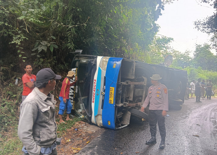 Diduga Rem Blong, Bus Manna-Palembang Terbalik di Lahat, Dua Orang Luka Berat
