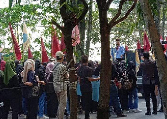 Empat Bendera Berkibar di Aksi Mahasiswa di Lahat
