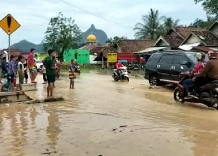 Di Merapi Barat, Air Sungai Lematang Lahat Masuk Jalan Raya