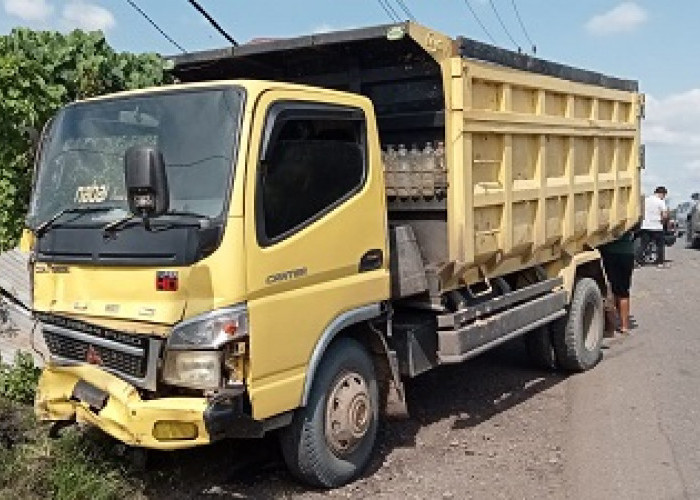 Mobil Dump Truck Oleng Tabrak Dua Mobil di Merapi Timur