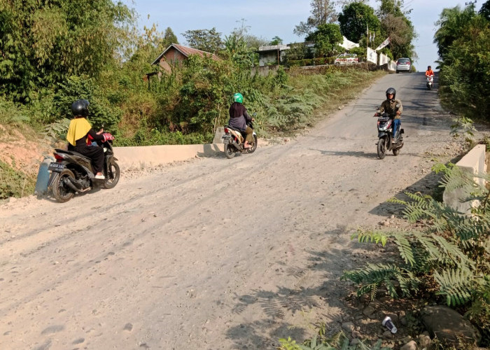 Pemborong Tinggalkan Gawean, Jalan Kabupaten Rusak di Tanjung Payang, Dampak Bencana Alam