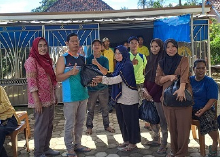 Ramadan Berbagi, Pemerintah Desa Banjar Sari Salurkan Bantuan Sembako kepada Warganya 