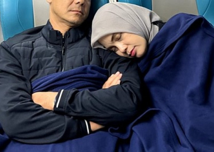 Tidur Mesra Ganjar dan Istri di Kereta Api Bikin Netizen Iri