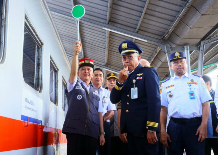 Mantap, Pj Gubernur Sumsel Agus Fatoni Berangkatkan 1.040 Pemudik Gratis Gunakan Kereta Api