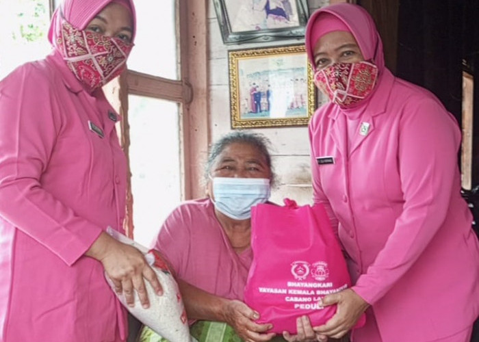 Bhayangkari Tanjung Sakti Lahat “Jemput Bola” Bagikan Sembako