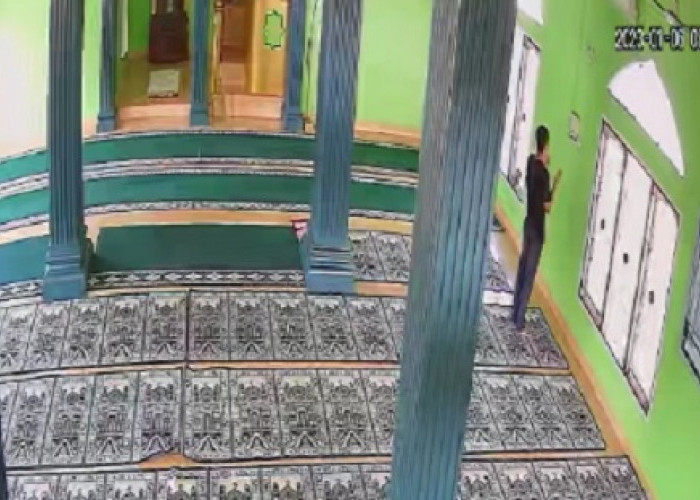 Mandi Dulu, Berdoa Dulu, Ulah Maling Duit Kotak Amal Masjid di Lahat