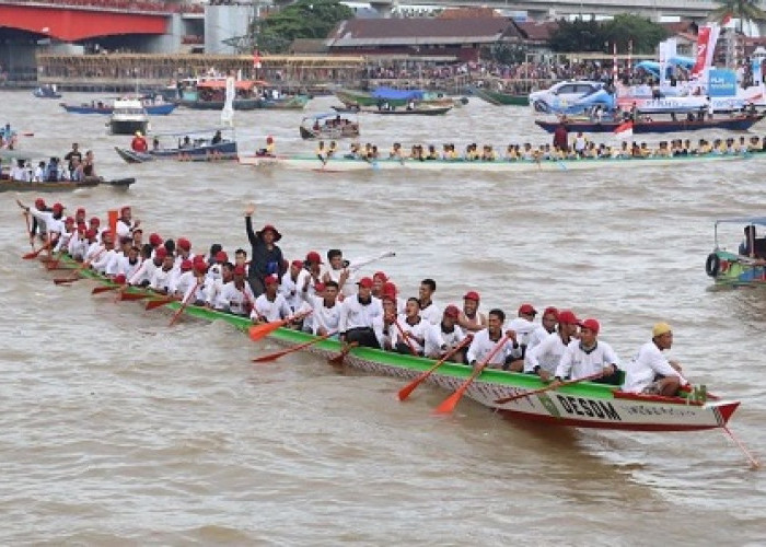 Lomba Perahu Bidar Sungai Musi Sedot Ribuan Penonton