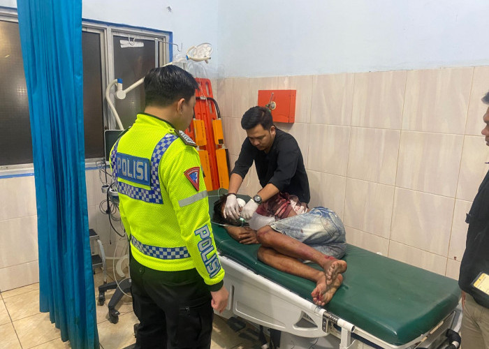 Personel Satlantas Polres Lahat Respons Cepat Tangani Kecelakaan Lalu Lintas di Bandar Agung