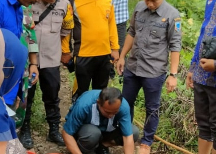 Peletakan Batu Pertama Pembangunan Jalan Usaha Tani di Desa Gunung Agung