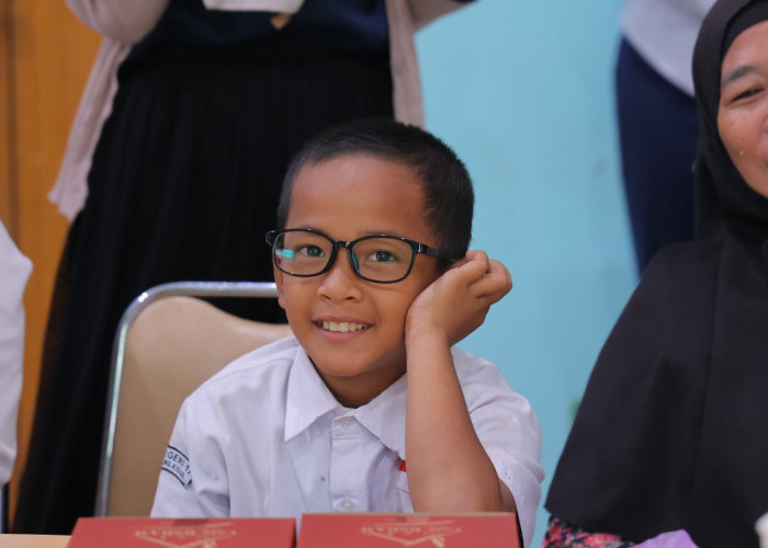 Eyes Clinic Goes to School, Bukit Asam Beri Bantuan Kacamata untuk 25 Pelajar SD