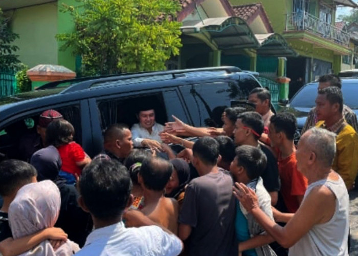 Jum’at Berkah, Calon Bupati Lahat Yulius Maulana Bagi-bagi Rejeki, Selesai Sholat Jumat Berjamaah