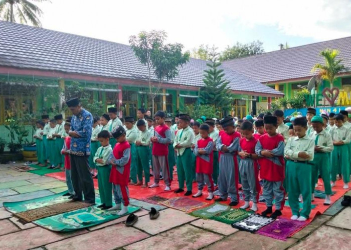 Membiasakan Amal Sholeh Sejak Dini, MIN 4 Lahat Gelar Shalat Duha