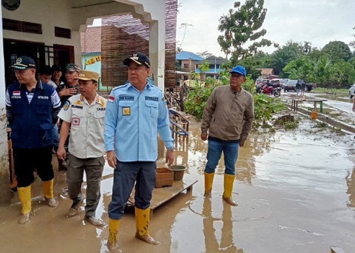 Bupati Lahat Cik Ujang Tinjau Kondisi Banjir di Merapi Area