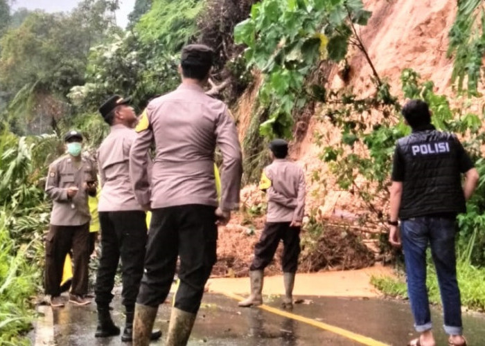 Bencana Tanah Longsor yang Menutup Akses Jalan Pagar Alam–Tanjung Sakti dan Mannak, Bengkulu Selatan