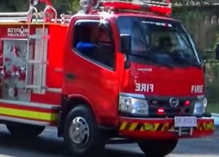 PT Bukit Pembangkit Innovative Beri Bantuan Mobil Pemadam Bahaya Kebakaran kepada Lahat